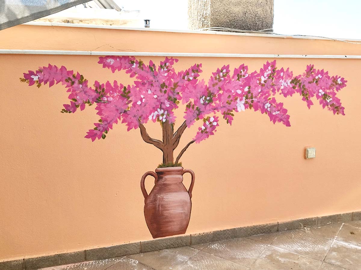 Ζωγραφική σε τοίχο μπαλκονιού. Σχέδιο βουκαμβίλια σε τοιχογραφία σε σπίτι.
