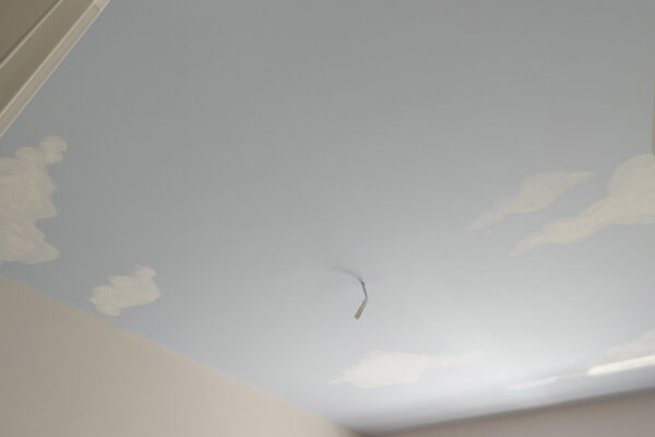 Ζωγραφική στο ταβάνι δωματίου. Επαγγελματικές τοιχογραφίες