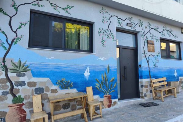 topio - santorini - toixografia Τοιχογραφία σε ξενοδοχείο με θέμα τοπίο Σαντορίνης και θάλασσα